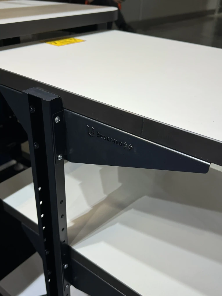 Подкатной антистатический стол SPC A купить в Новосибирске Подкатной антистатический стол SPC A купить в Новосибирске